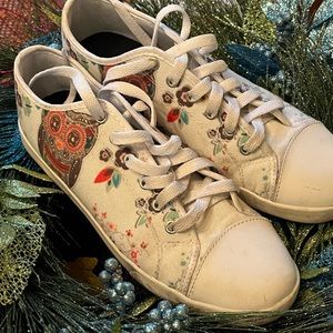 Size 8 Women’s Tennis Shoe